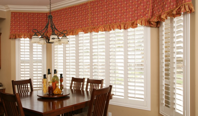 White shutters in Las Vegas dining room.